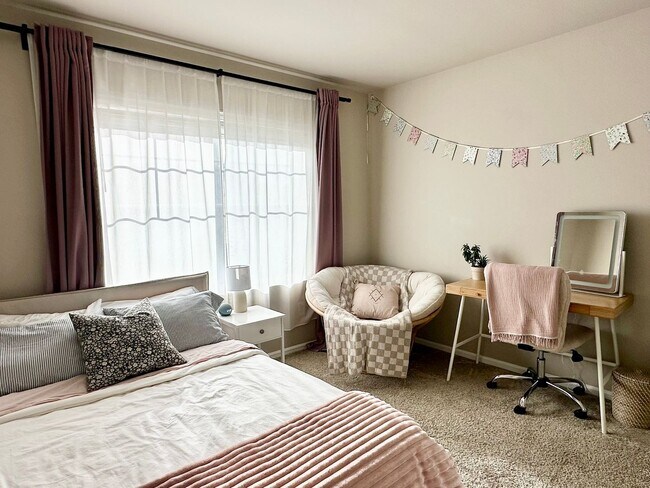 Building Photo - Stunning Stewart Crossing Home!