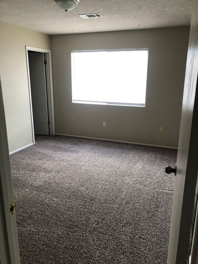 Building Photo - 567 Apache Loop SW