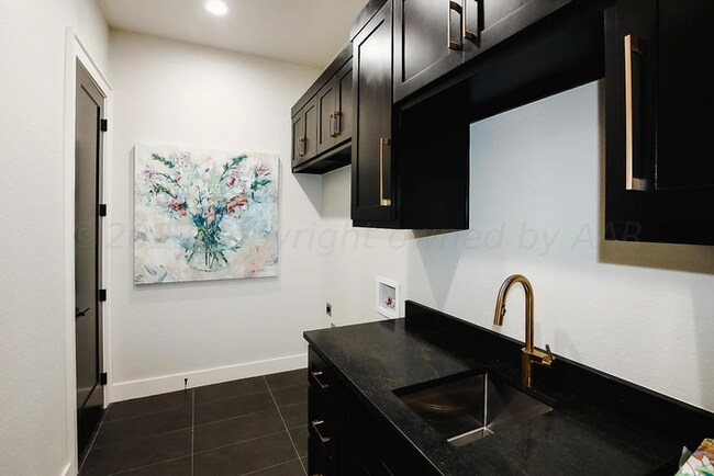 Building Photo - 9405 Rockridge Pkwy