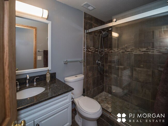Building Photo - 4 bedroom, 3 bathroom - Available 9/15- Co...