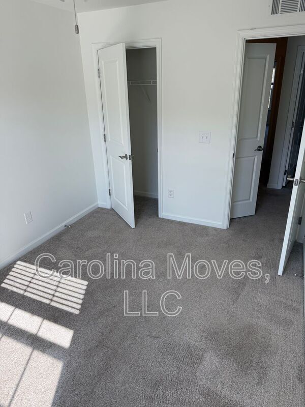 Building Photo - 405 Christiane Way