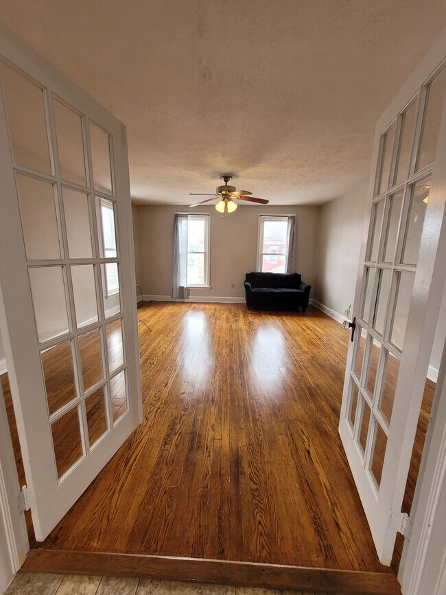 Building Photo - 104 S Main St