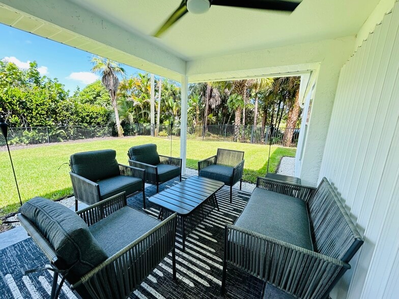 Building Photo - 6205 SE Circle St