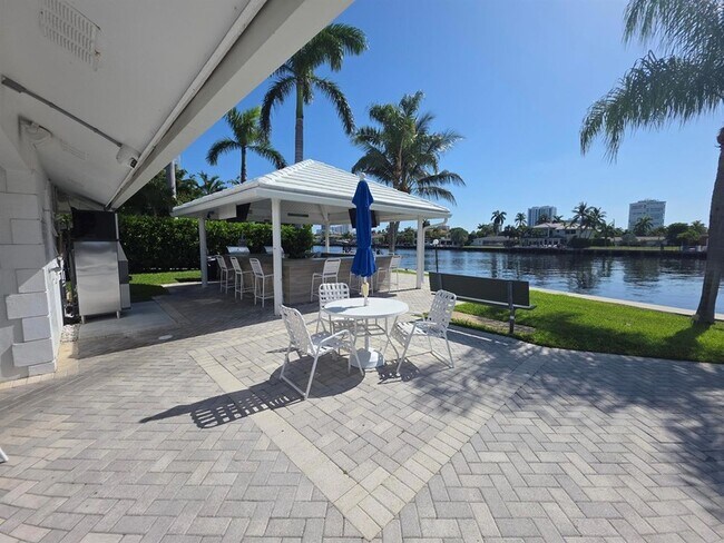 Building Photo - 6391 Bay Club Dr
