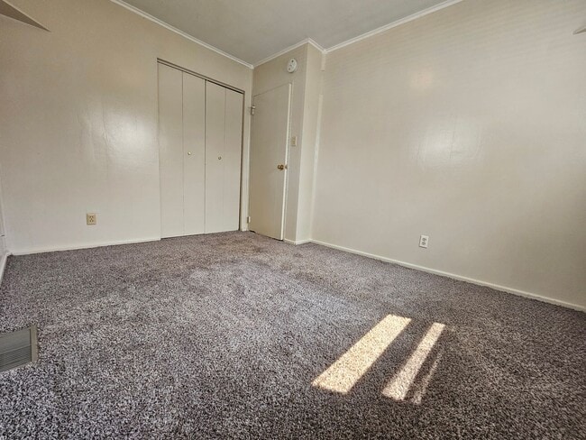Building Photo - NE 2 bedroom 1 bath with fenced yard, near...