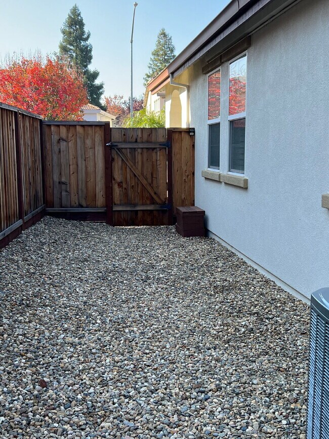Building Photo - Tracy: $2839 3 bedroom 2 bath single story...