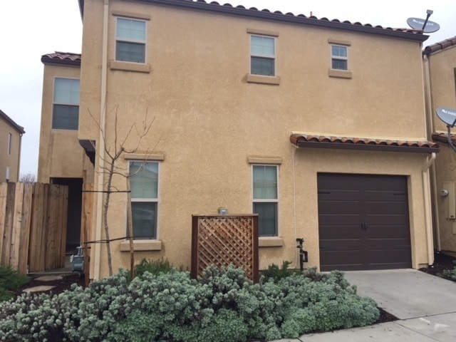 Building Photo - River Oaks Home For Rent