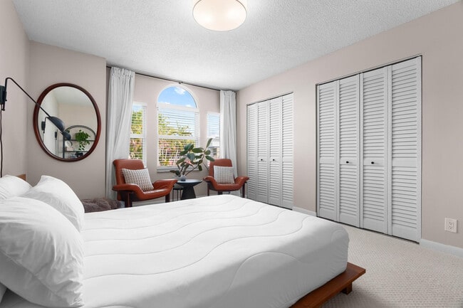 Building Photo - 1321 Bayview Dr