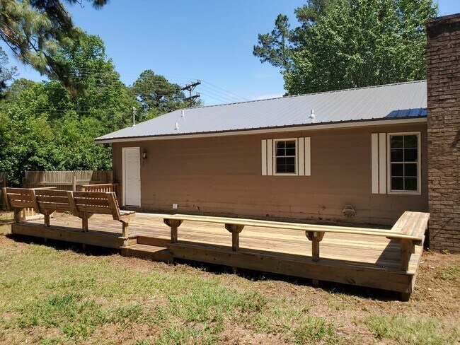 Building Photo - NEWLY RENOVATED- MOVE IN SPECIAL 300.00 OF...