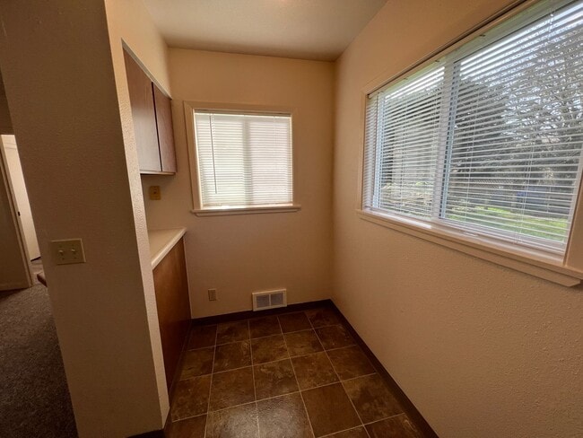 Building Photo - Cute cottage in Seal Rock!