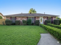 Building Photo - 2204 Greenway Dr