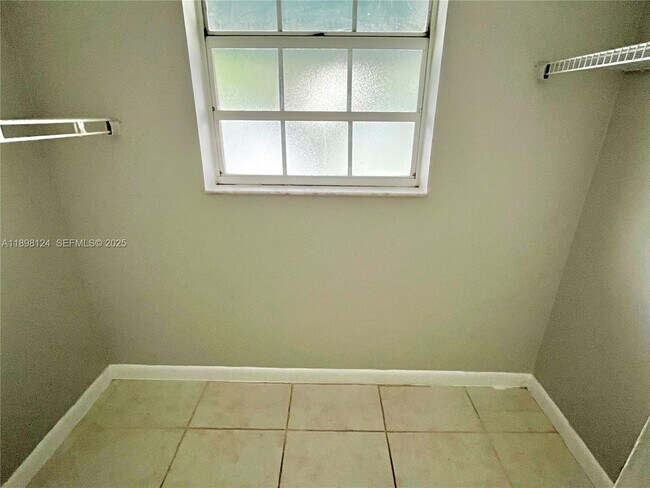 Building Photo - 5150 Lake Loop Rd