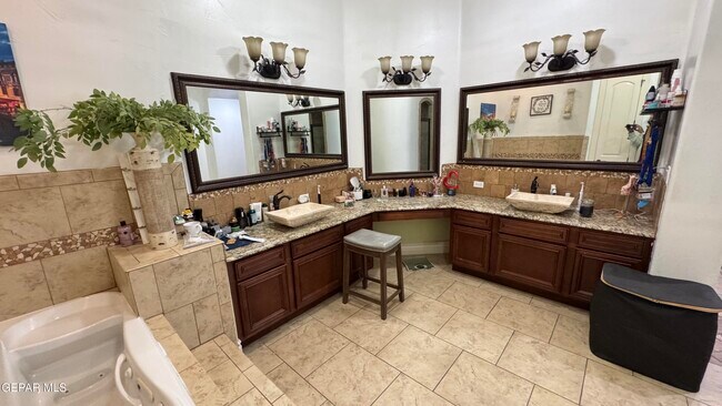 Building Photo - 7381 Black Mesa Dr