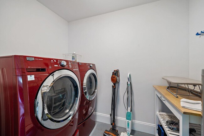 Building Photo - 722 SW 25th Pl
