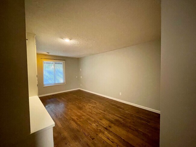 Building Photo - 15410 SW Peppermill Ct