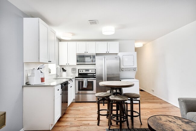 Building Photo - 2411 Tremont Pl