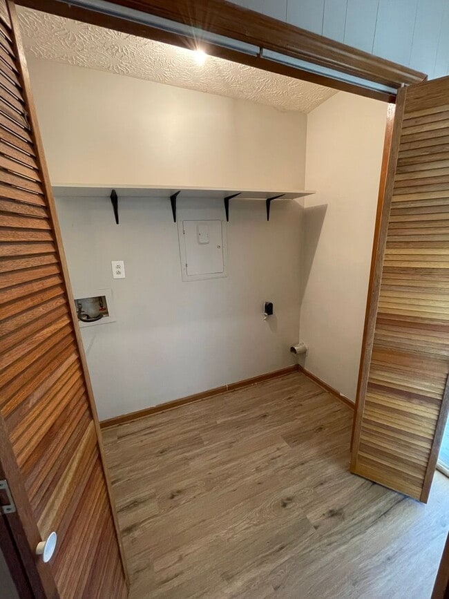 Building Photo - 509 Chateau Dr SE