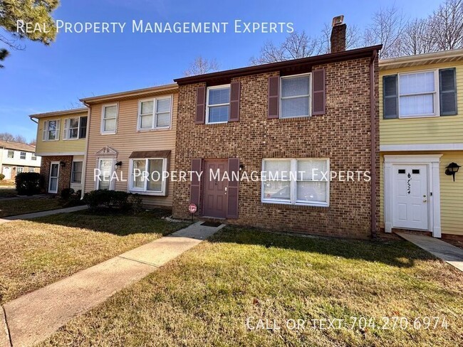 Building Photo - Charming 3BR/1.5BA Townhouse in Charlotte!