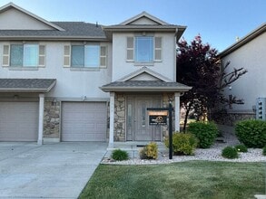 Building Photo - 3 bedroom 2 1/2 Bath Townhouse- Partially Furnished- Ready this month