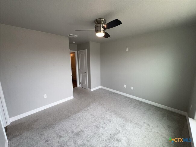 Building Photo - 907 Holliday Dr