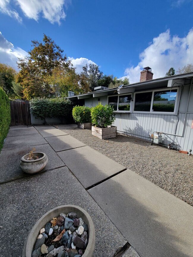 Building Photo - 3 Bedroom 2 Bath Home For Lease In Concord!