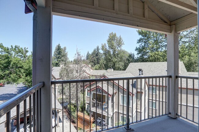 Building Photo - Spacious 2bd, 2ba Upper Unit Available in ...