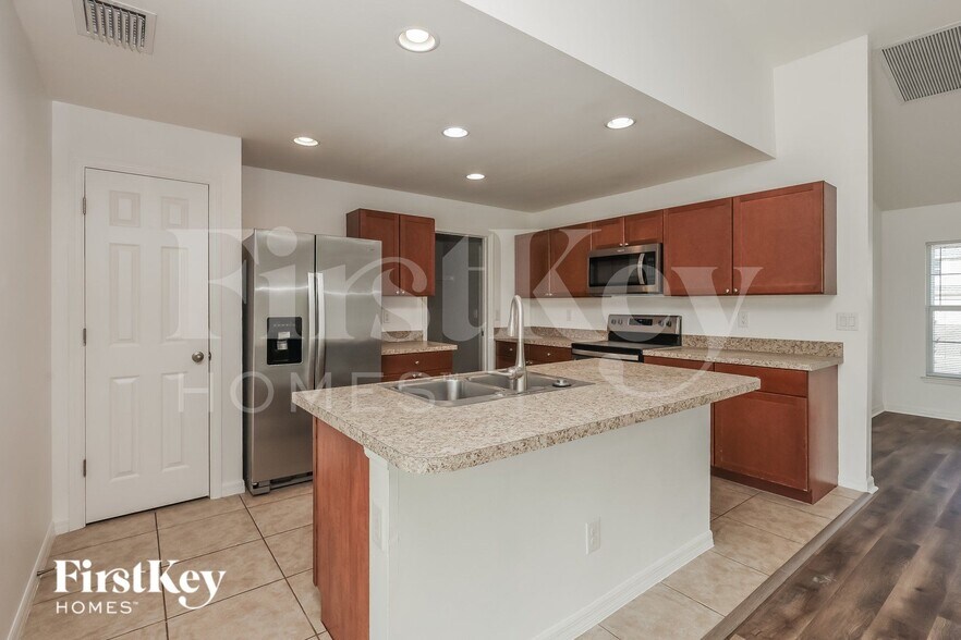 Building Photo - 2423 NW 19th Pl