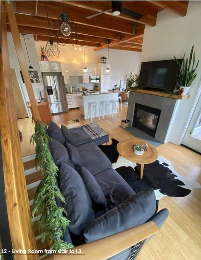 Building Photo - Modern Design 2 Bed/ 2.5 bath 3 Level Cond...