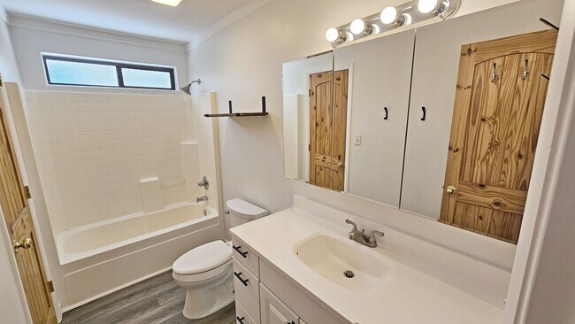 Building Photo - Beautiful 3 Bed, 2 Bath with a Bonus Room and Large Yard!