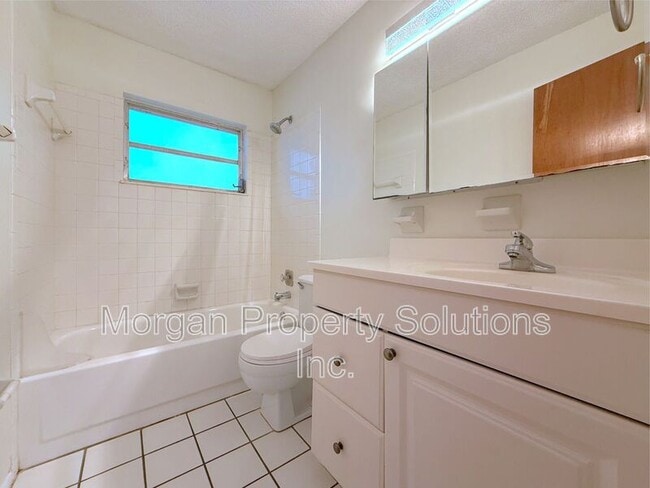Building Photo - 1221 Poinsettia Ave