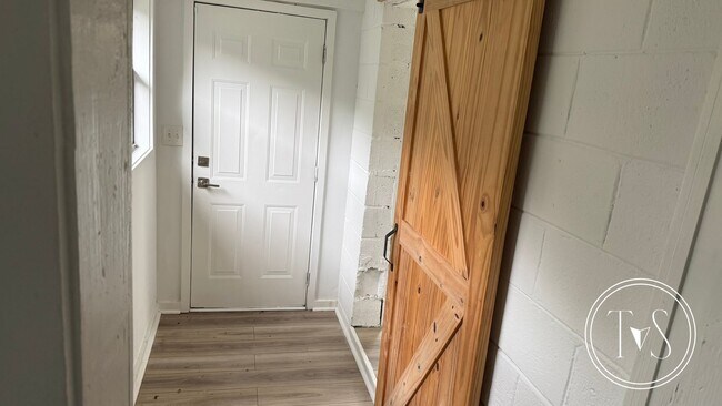 Building Photo - RATE DROP ALERT! (was $1600/month)