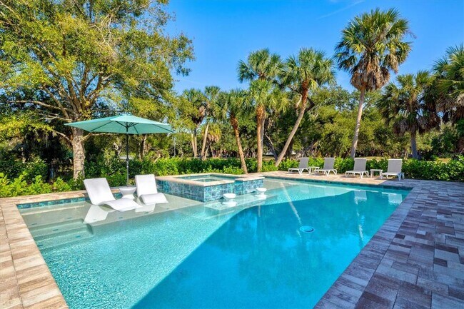 Building Photo - 2641 Hyde Park St