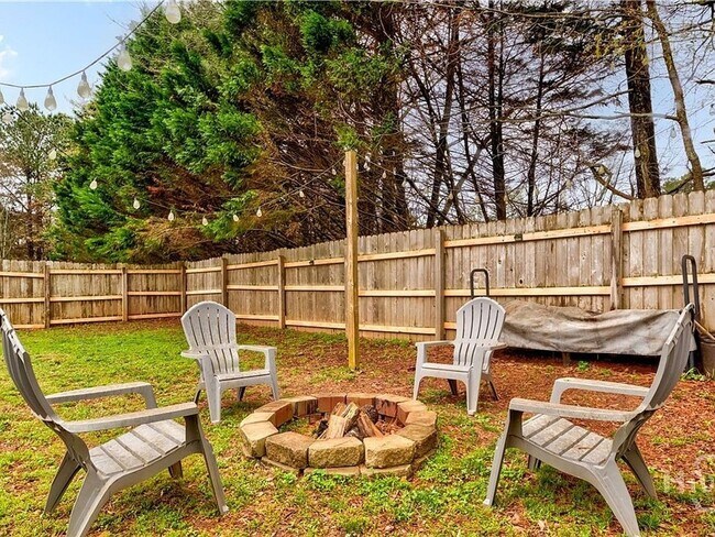 Building Photo - Beautiful 3BR/3BA Home with Private Pool in Commerce