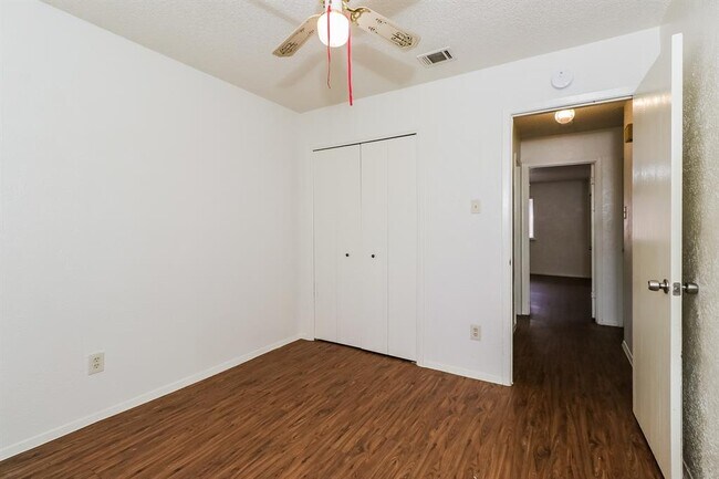 Building Photo - 323 W William Cannon Dr