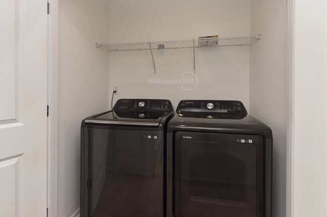 Building Photo - Beautiful 3BD/2.5BTH Townhouse with Commun...