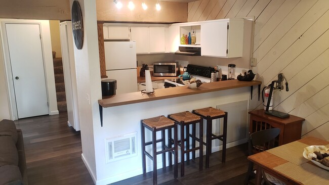 Building Photo - Charming Fully Furnished 2 Bed, 2 Bath Con...