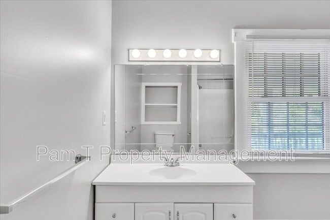 Building Photo - 527 E 38th St