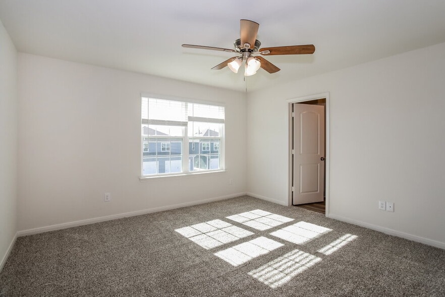 Building Photo - 220 Marsh Ln