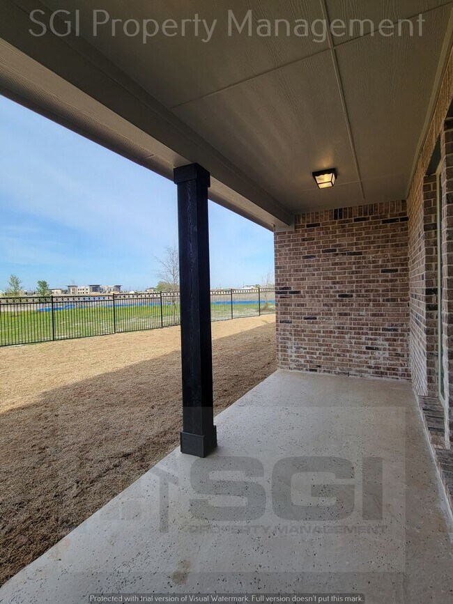 Building Photo - Incredible Brand New 6 Bedroom!!