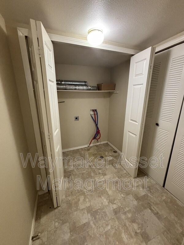 Building Photo - 5735 Grapevine Dr