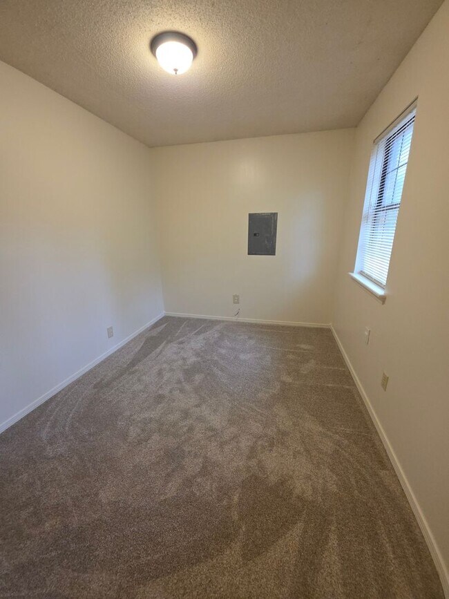 Building Photo - 611-615 N Greenwich Ave