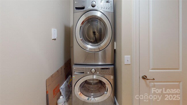 Building Photo - 4620 Piedmont Row Dr