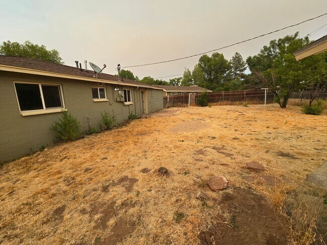 Building Photo - West-Flagstaff 4bd/2ba House Near NAU & CCC -Students & Pets OK!! Avail. July 10th!