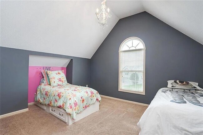 Building Photo - Large open and bright 4 bedroom 3.5 bath home