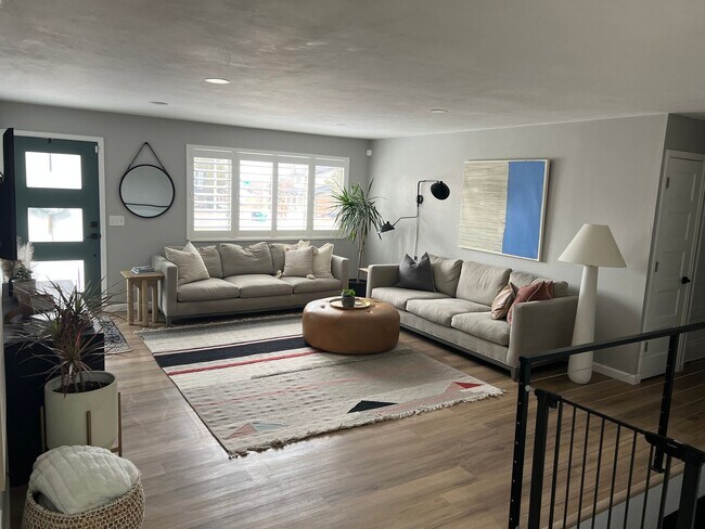 Building Photo - Stunning 5 Bedroom in the Coveted Kipling ...