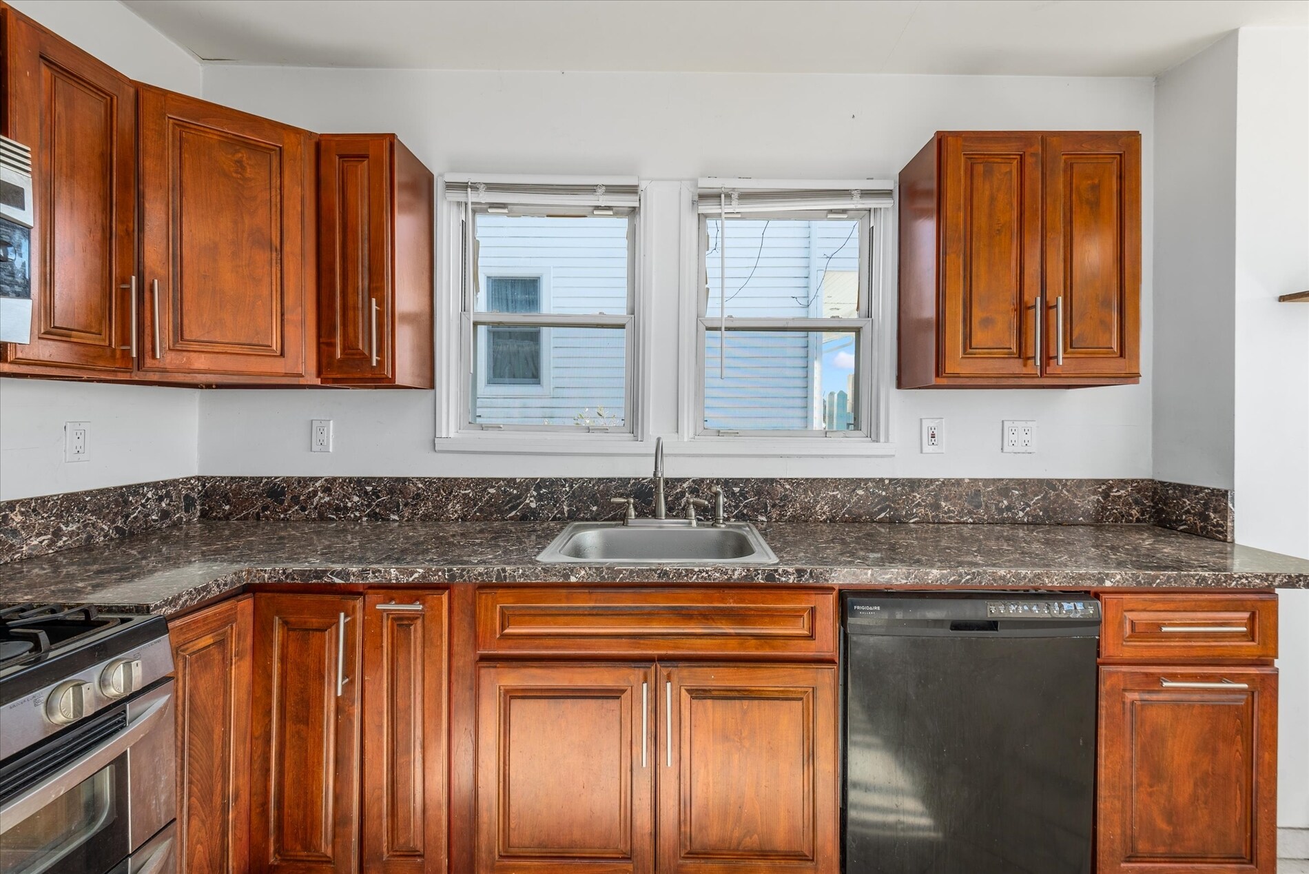 Building Photo - 2 Pirates Cv