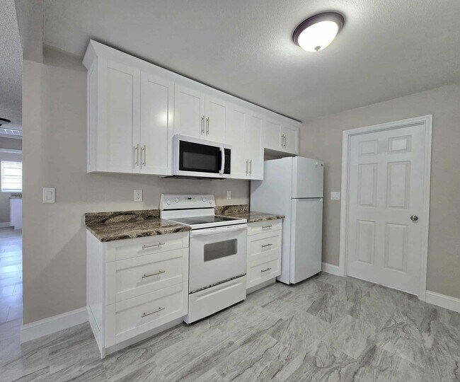 Building Photo - NEWLY RENOVATED 3 Bedroom 1.5 Bath now for...