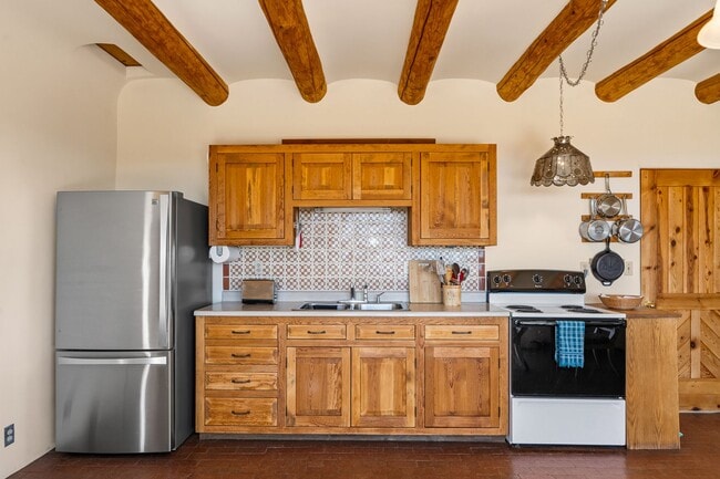 Building Photo - Enchanting Country Adobe