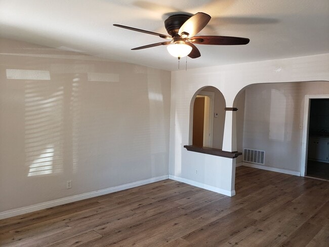 Building Photo - ROOMMATE ADDITION (1) -PLEASE CONTACT ISAB...