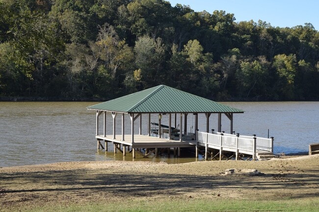 Building Photo - Lake Front 1 Bedroom Apartment - Large Garage & Boat Parking